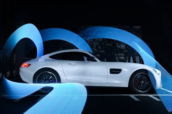 Quels sont les avantages d'un système de freinage régénératif pour une voiture hybride ?